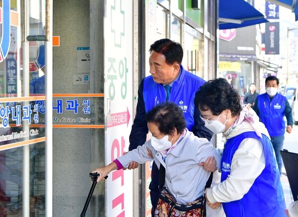 장성군, 어르신 모시고 병원 간다… ‘병원 동행 서비스’ 시행 이미지 1