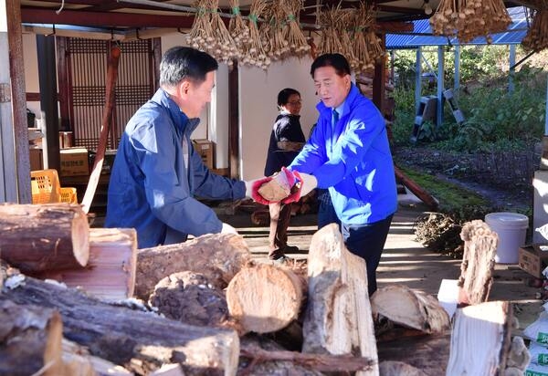 장성군, 동절기 맞아 지역 주민과 땔감 나눔 이미지 2