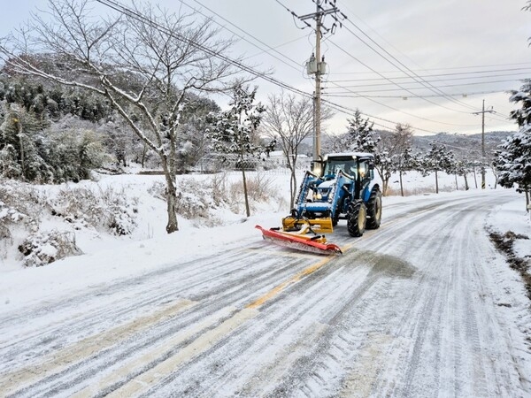 역사와 전통의 장성군 ‘서삼면 제설자원봉사단’ 출동! 이미지 1
