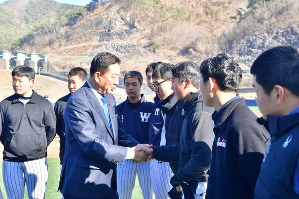 [포토] 장성군 “원주고 선수단 여러분, 파이팅 하세요” 이미지 2