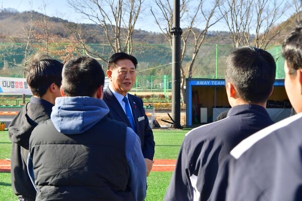 [포토] 장성군 “원주고 선수단 여러분, 파이팅 하세요” 이미지 1