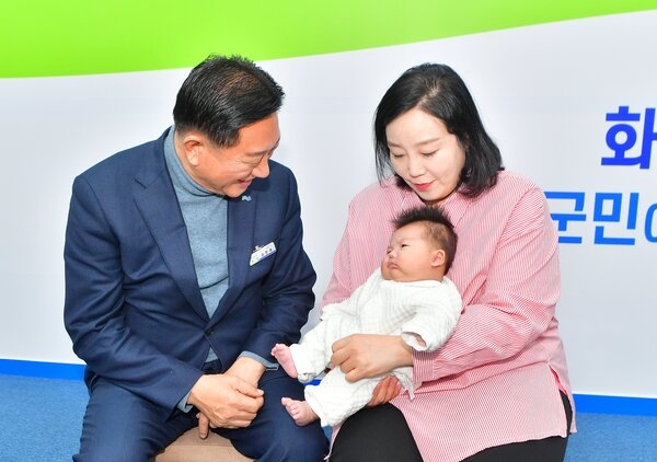 장성군 합계출산율 1.68명, 전국 2위…‘새해 첫 아기’ 유시웅 군 가족 만났다 - 일반 | 코리아NEWS
