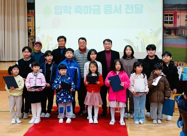 장성군 동화면 위원회, 동화초 신입생에 ‘140만 원’ 입학 축하금 전달 - 교육 | 코리아NEWS