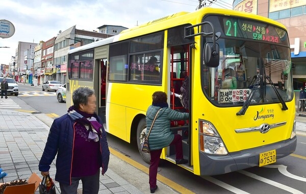 장성군, 농촌버스 33대 전체에 공공 와이파이 설치 완료 - 교육 | 코리아NEWS