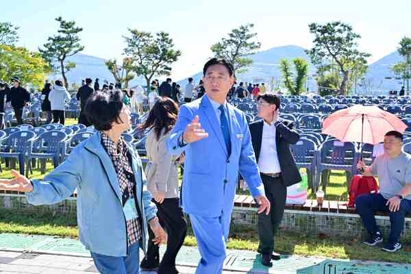 [포토] 장성군 “최고의 황룡강 가을꽃축제 선사”  이미지 1