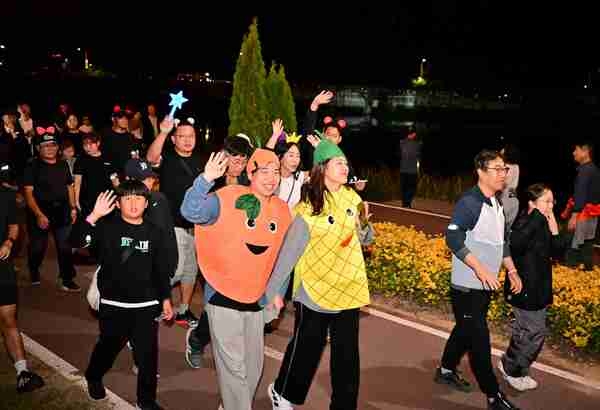 “달밤에 꽃강 러닝” 장성군 황룡강 가을꽃축제, 콘텐츠 경쟁력 빛났다 이미지 1
