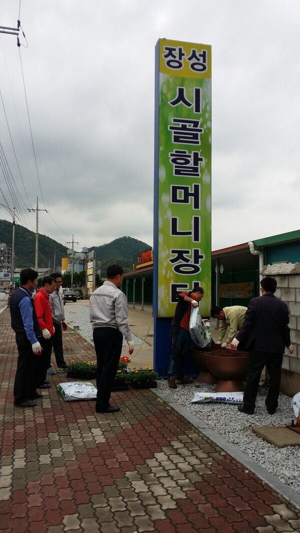 화사하게 공영버스터미널 주변 정비 장면(군민운수, 모범운전자회 참여)  이미지 3