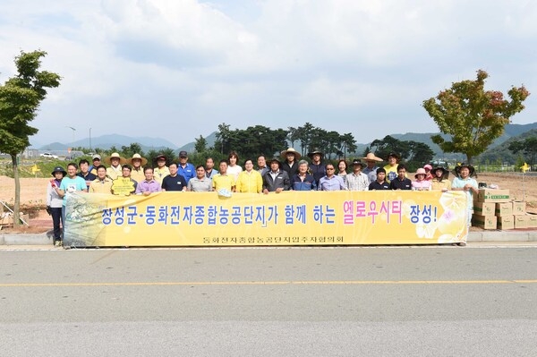 옐로우시티 가을철 해바라기 식재 중(동화면 전자농공단지 내 공원) 이미지 2