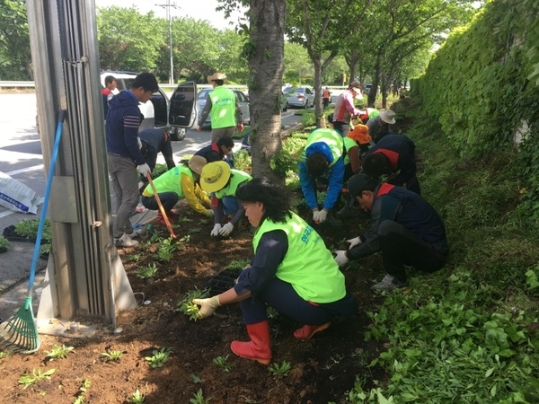 한국자유총연맹 장성군지회, 옐로우시티 꽃동산 첫 삽 뜨다♥ 이미지 3