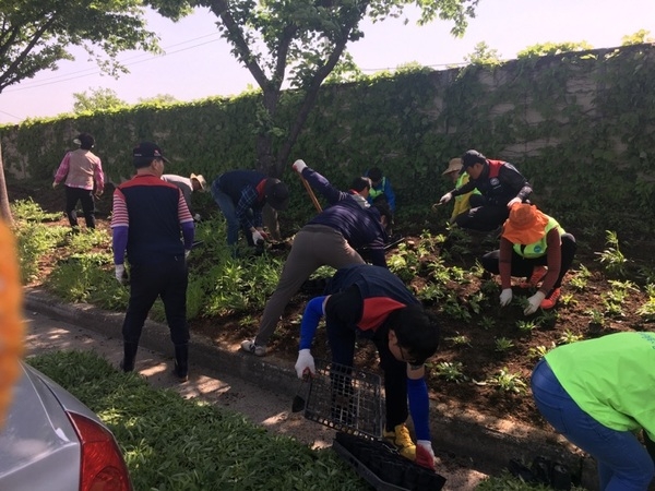 한국자유총연맹 장성군지회, 옐로우시티 꽃동산 첫 삽 뜨다♥ 이미지 4