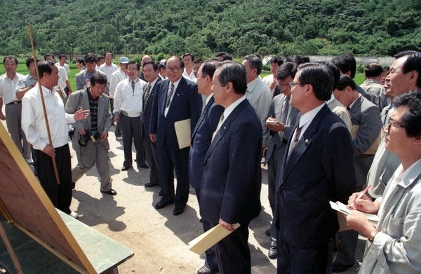 국회의원들 냉해피해현장 방문 (북하)