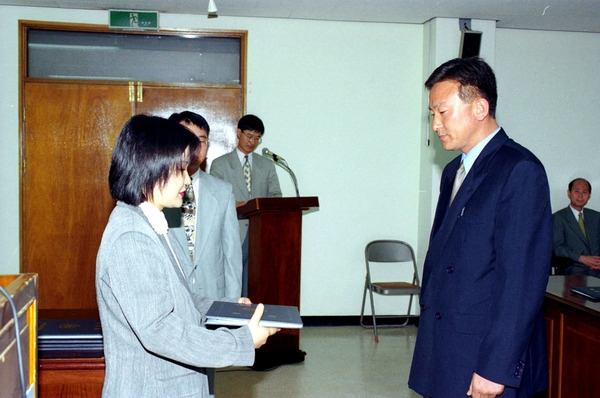 제2회전국동시지방선거당선증전달식