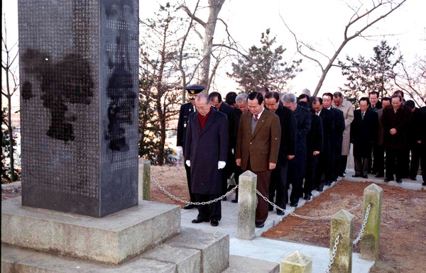 2001년새해 충혼탑 참배
