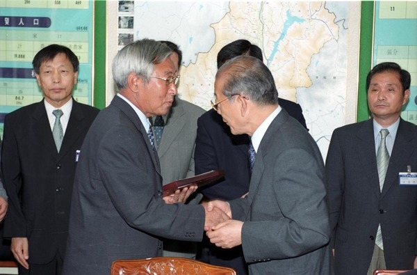 제3대장성군의회공로패전달