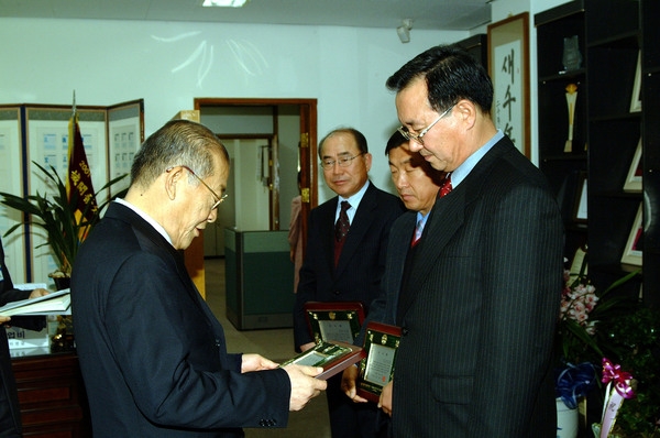 2004투자유치 입주기업체 감사패 전달