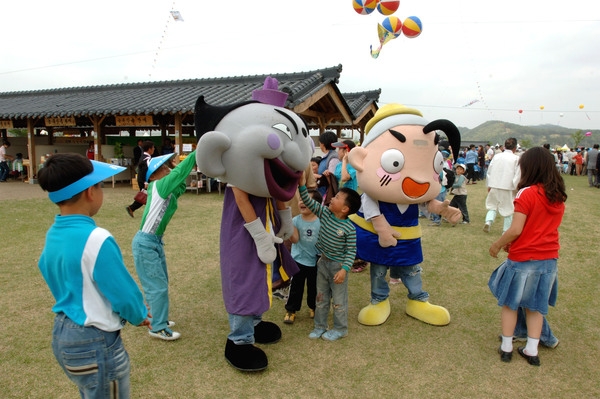제8회홍길동축제(캐릭터와 함께)