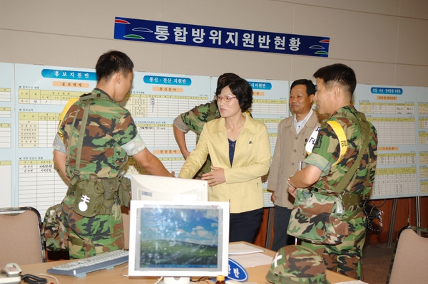 2008을지연습 상황실 방문 격려