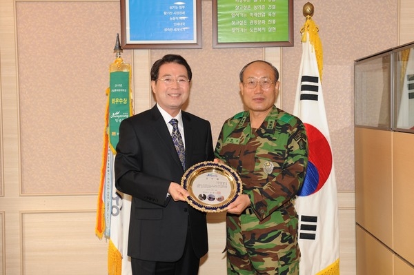 윤광섭 육군보병학교장 방문