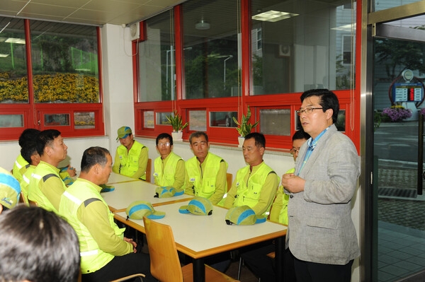 제38대 유두석 장성군수 취임 환경 미화원 격려