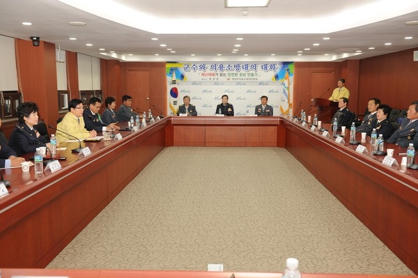 의용소방대 연합회원과 대화