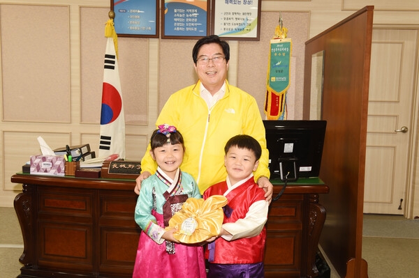 추석맞이 성모 어린이집 원생 군수님 방문