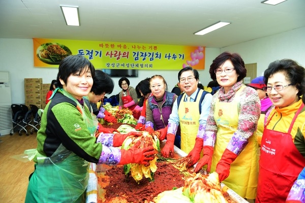 여성단체 김장담그기 격려