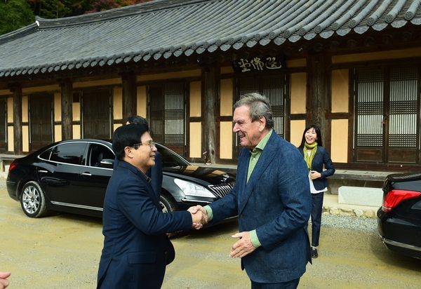 슈뢰더 전 독일 총리 장성 백양사 방문