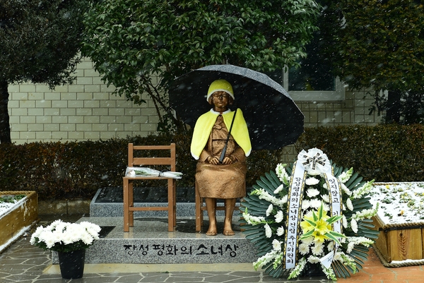 평화의 소녀상 헌화