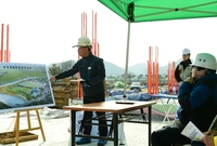 군수님 공설운동장 공사현장...