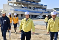군수님 공설운동장 점검