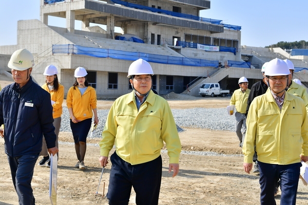군수님 공설운동장 점검