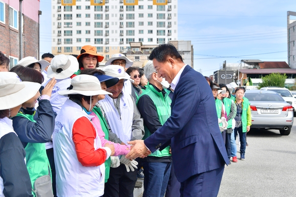 자유총연맹,새마을회 연합 환경정화 활동 격려