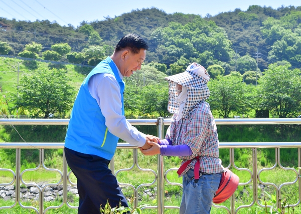 군수님 평림댐 장미공원 점검
