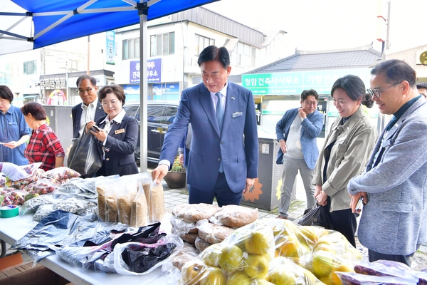 한국부인회 자선바자회 격려