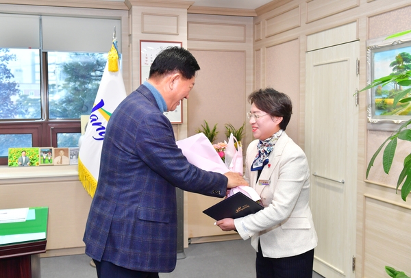 이정화 동화면장 도 전출 임용장 전달