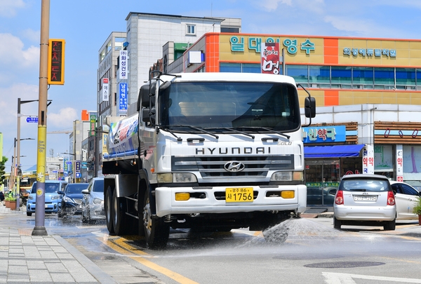 더위극복을 위한 도로 살수 현장